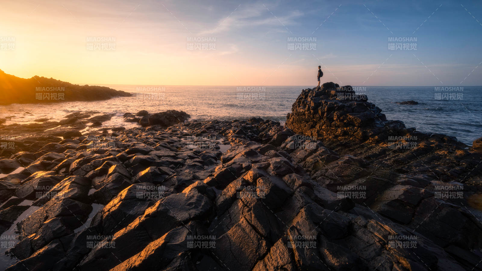 夕陽下的巖石海岸