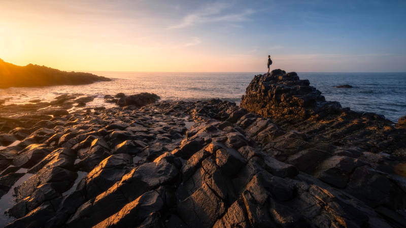 夕陽下的巖石海岸