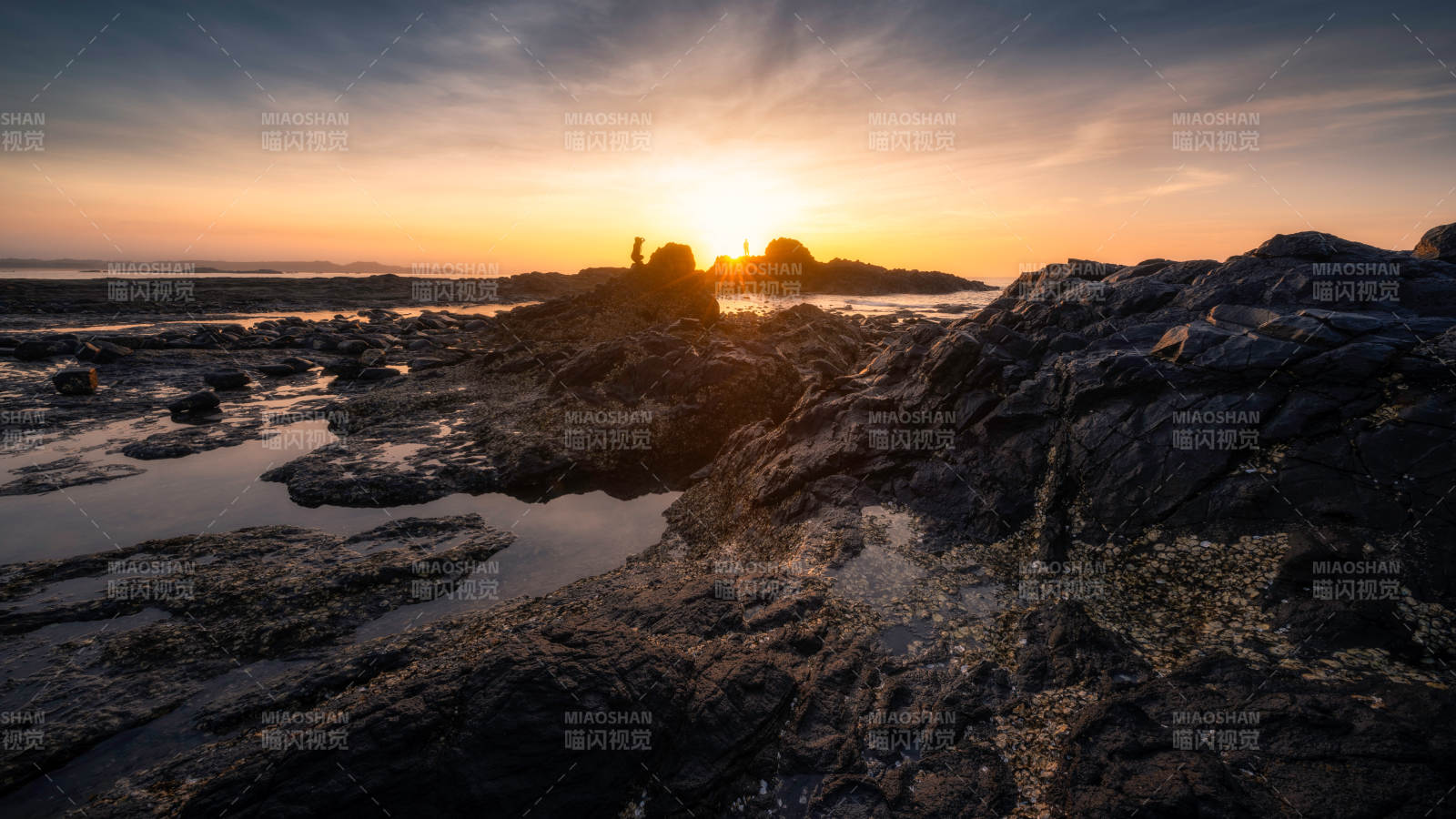 夕陽下的巖石海岸