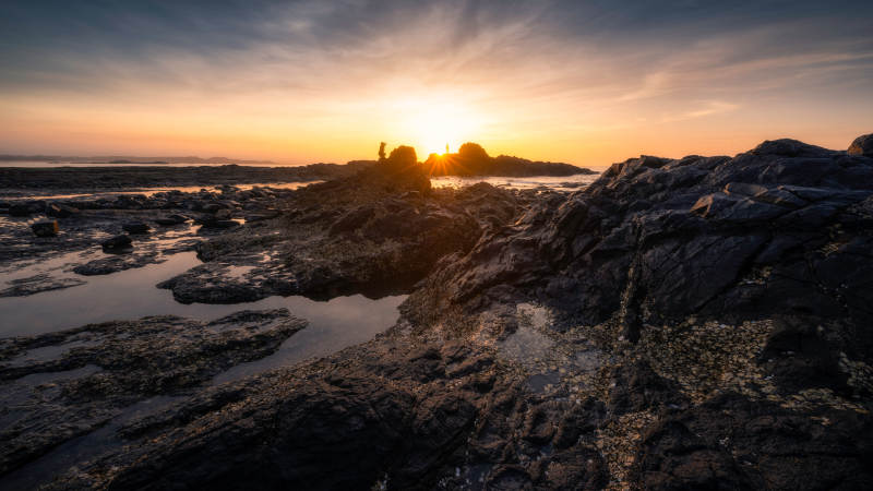 夕陽下的巖石海岸