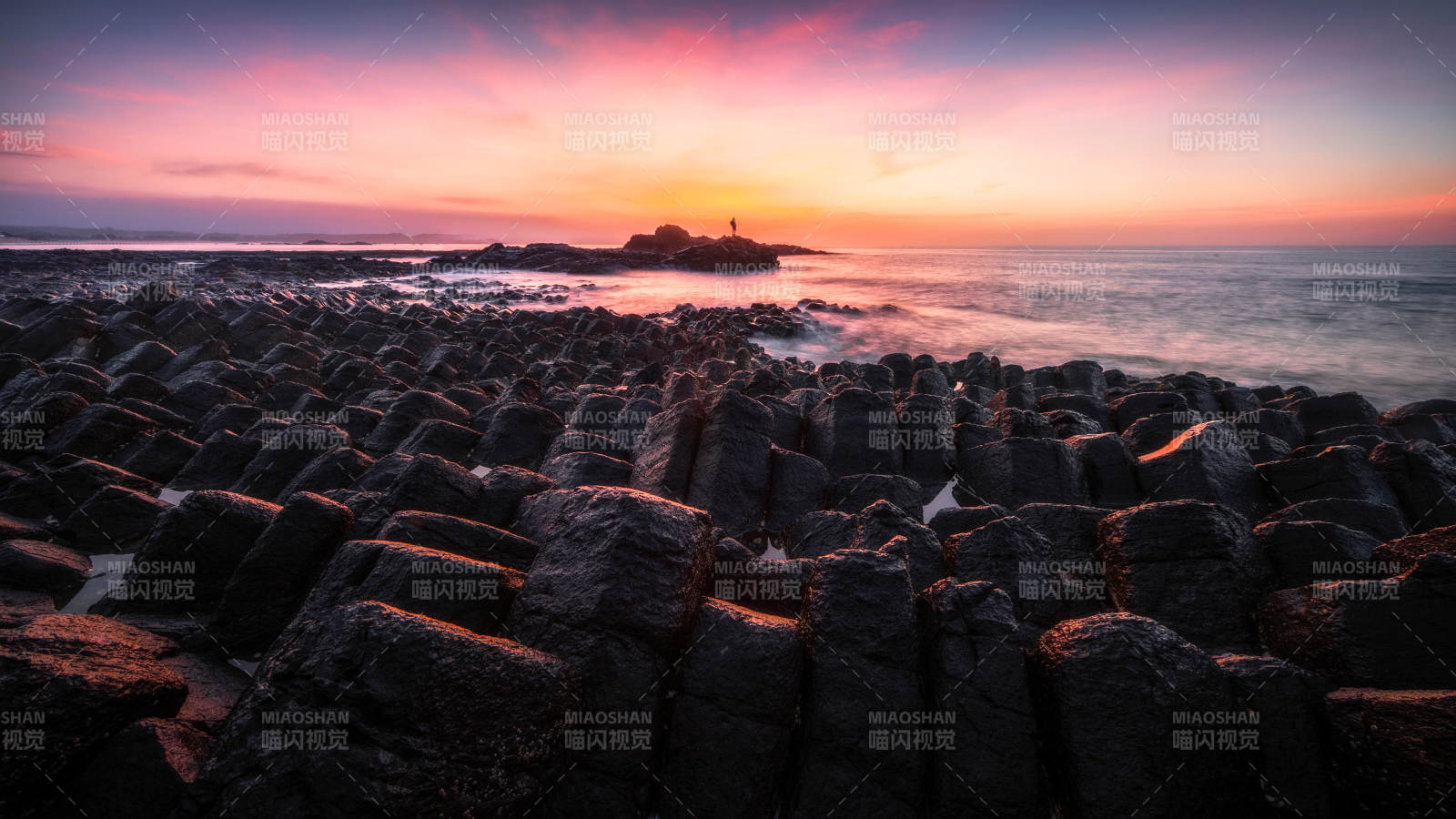 夕陽下的巖石海岸