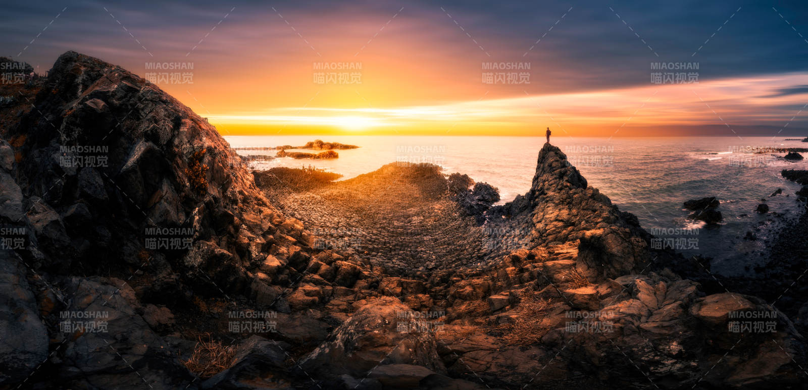 夕陽下的巖石海岸