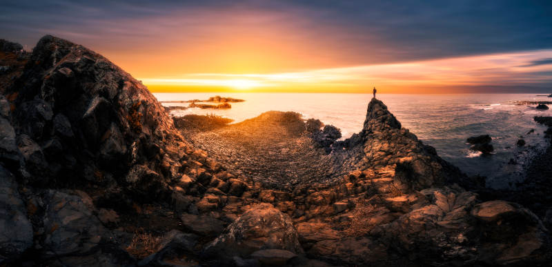 夕陽下的巖石海岸