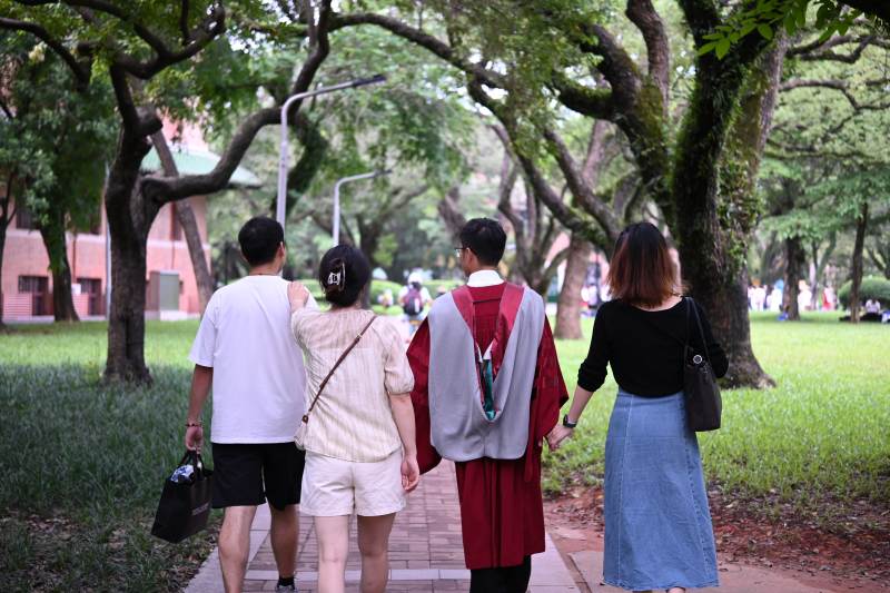 畢業(yè)季 家人陪伴行校園