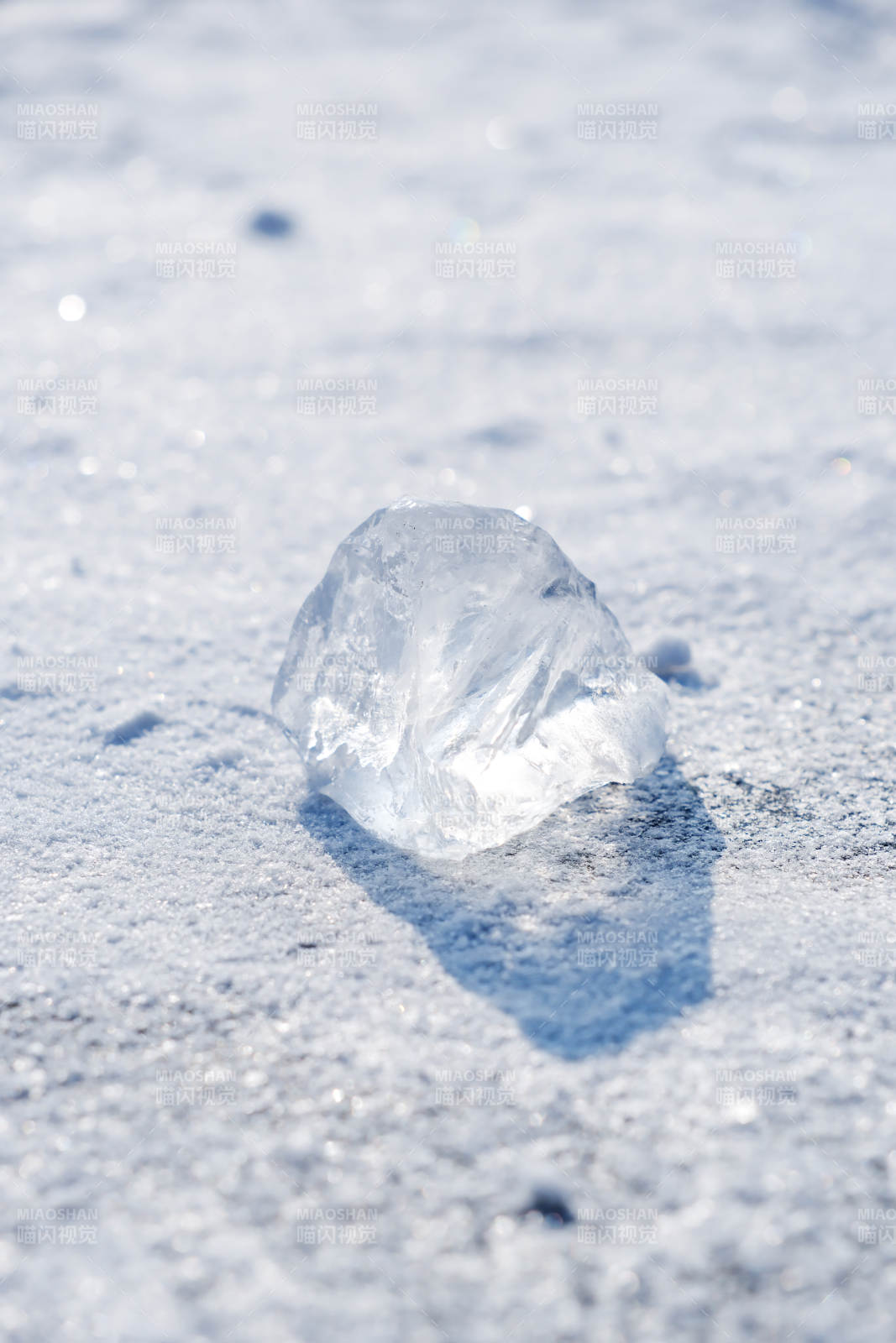 雪地中的冰塊