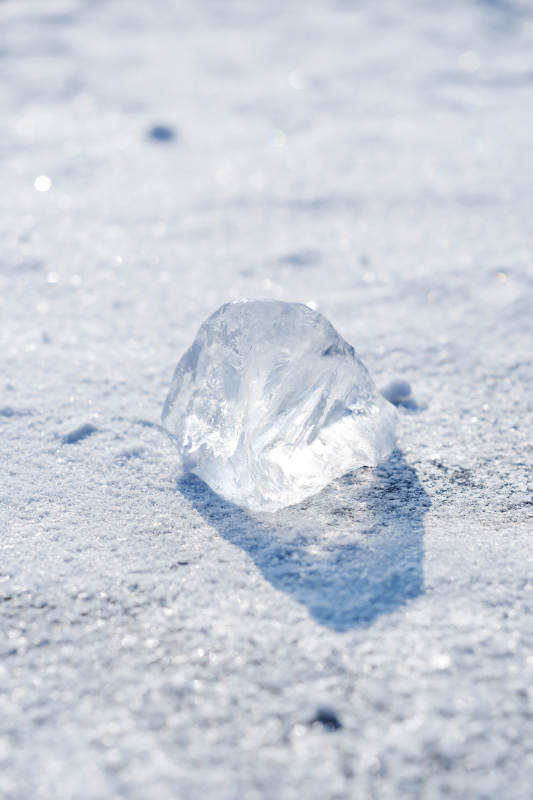 雪地中的冰塊