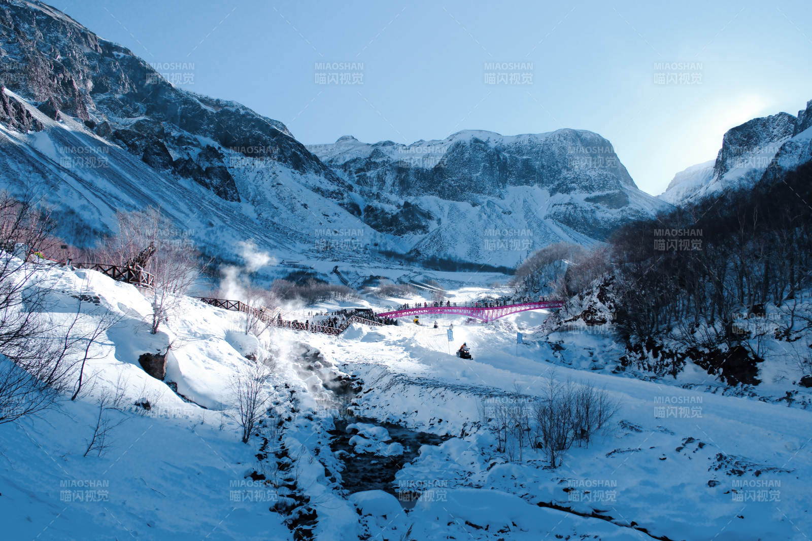 長白山雪山峽谷中的粉色橋梁