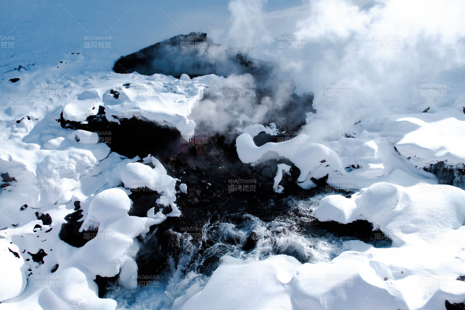雪地溫泉蒸汽裊裊升起