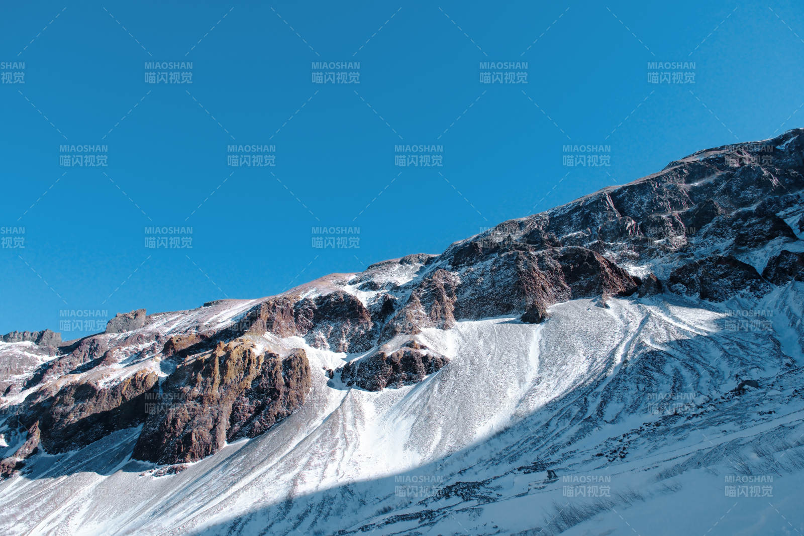 長白山雪山晴空 壯麗景色