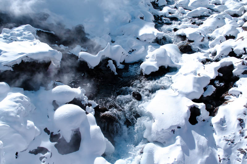 雪中溫泉 冬日暖流