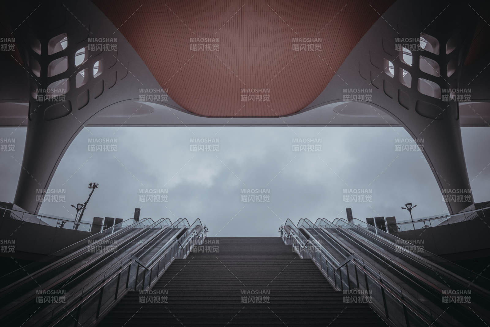 現代建筑下的階梯與天空