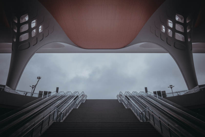 現(xiàn)代建筑下的階梯與天空