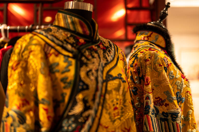 華麗的金色傳統服飾展示