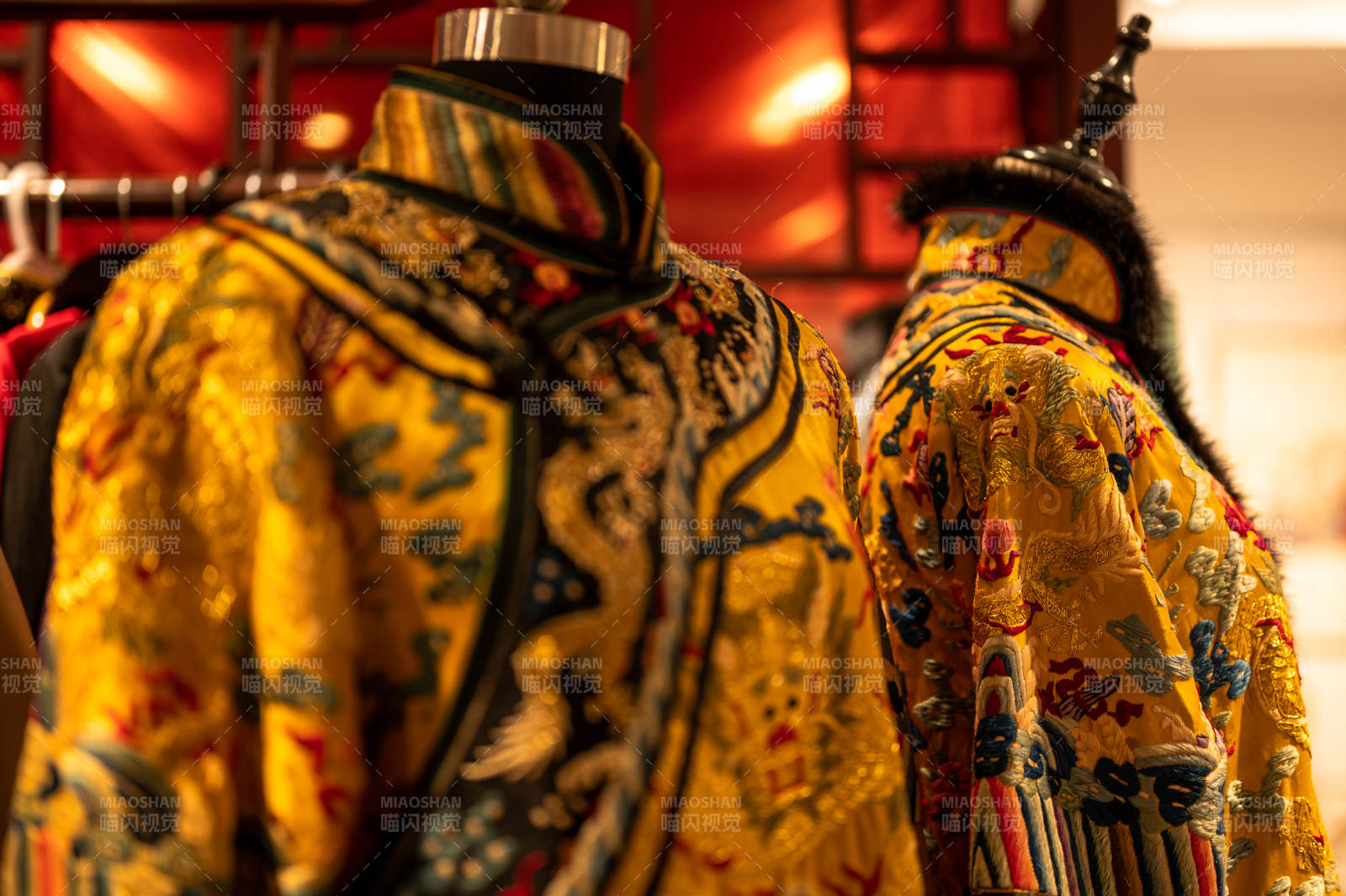 華麗的金色傳統服飾展示
