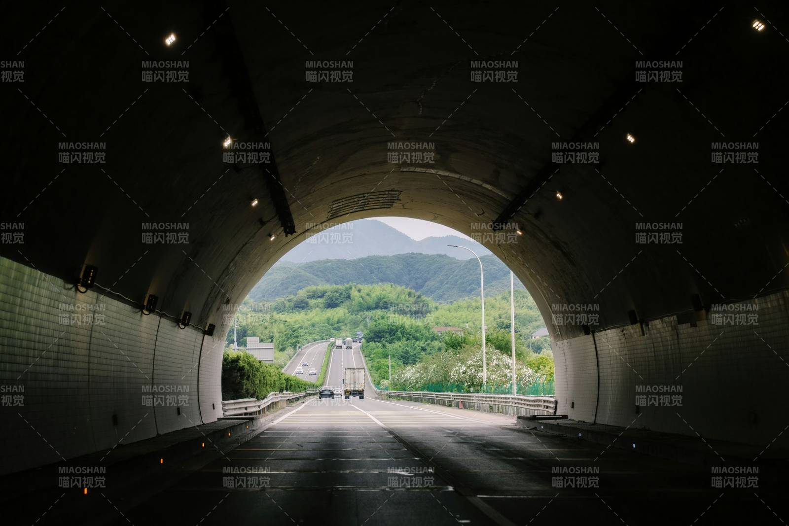 隧道盡頭的光明之路