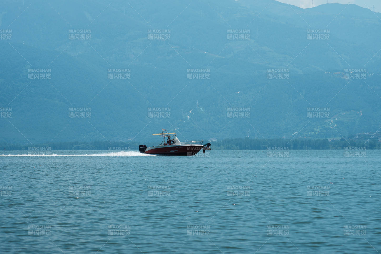 湖上快艇 遠(yuǎn)山如黛