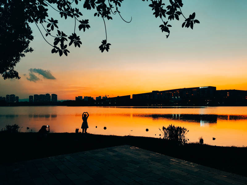 湖畔黃昏 剪影如畫