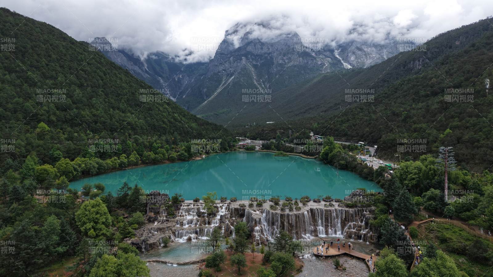 藍月谷瀑布與碧湖美景
