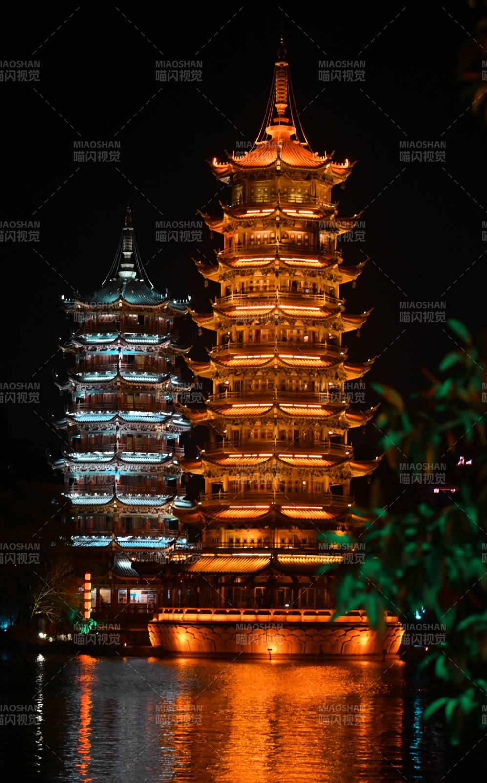 夜景雙塔映水光輝