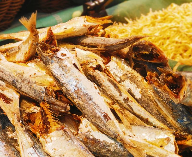 烤魚與炸米花的美味組合