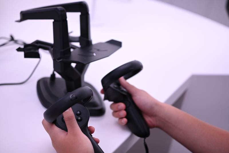 VR手柄與支架展示圖