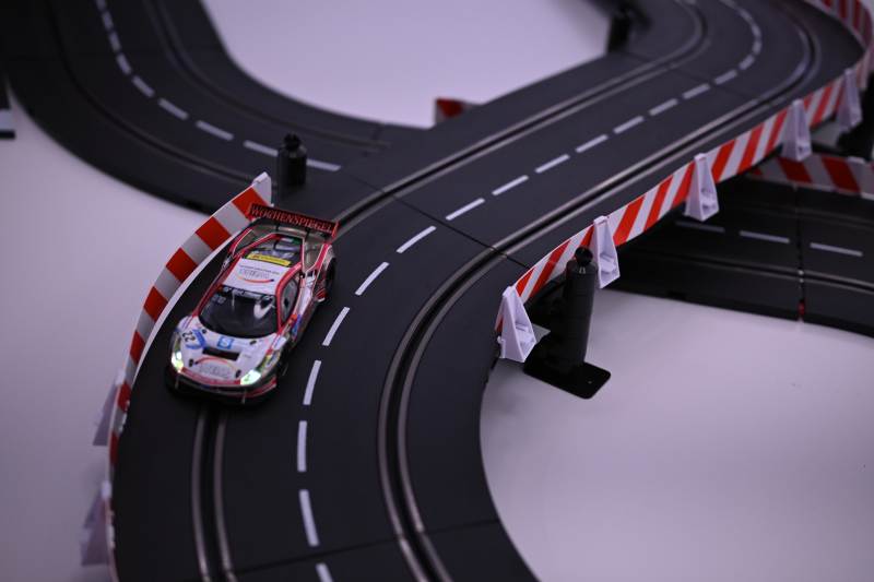 賽道上的迷你賽車比賽