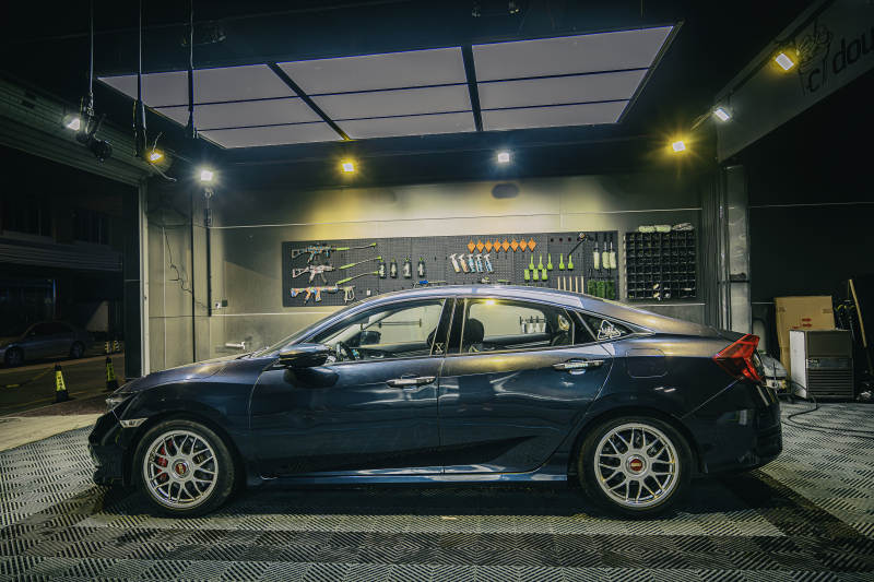 夜色中的豪華轎車展示