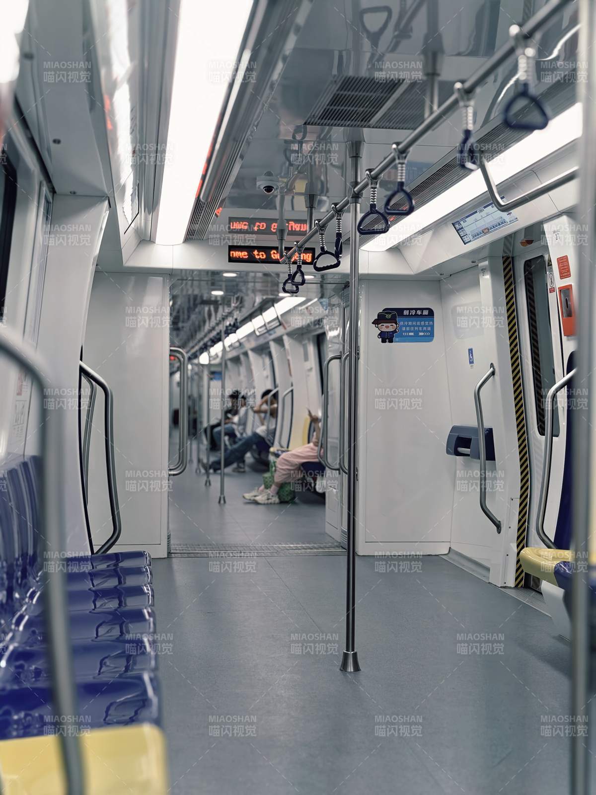 地鐵車廂內的寧靜時光