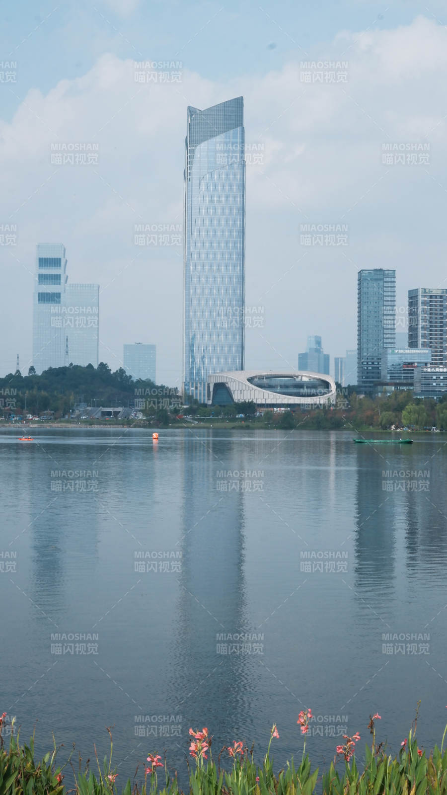 湖畔高樓倒影如畫