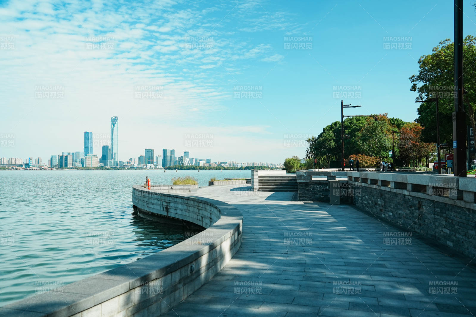 金雞湖畔步道與城市天際線