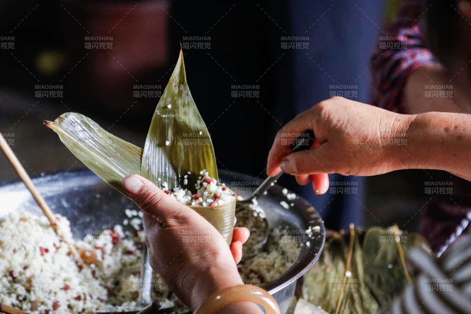 包粽子 傳統美食制作中