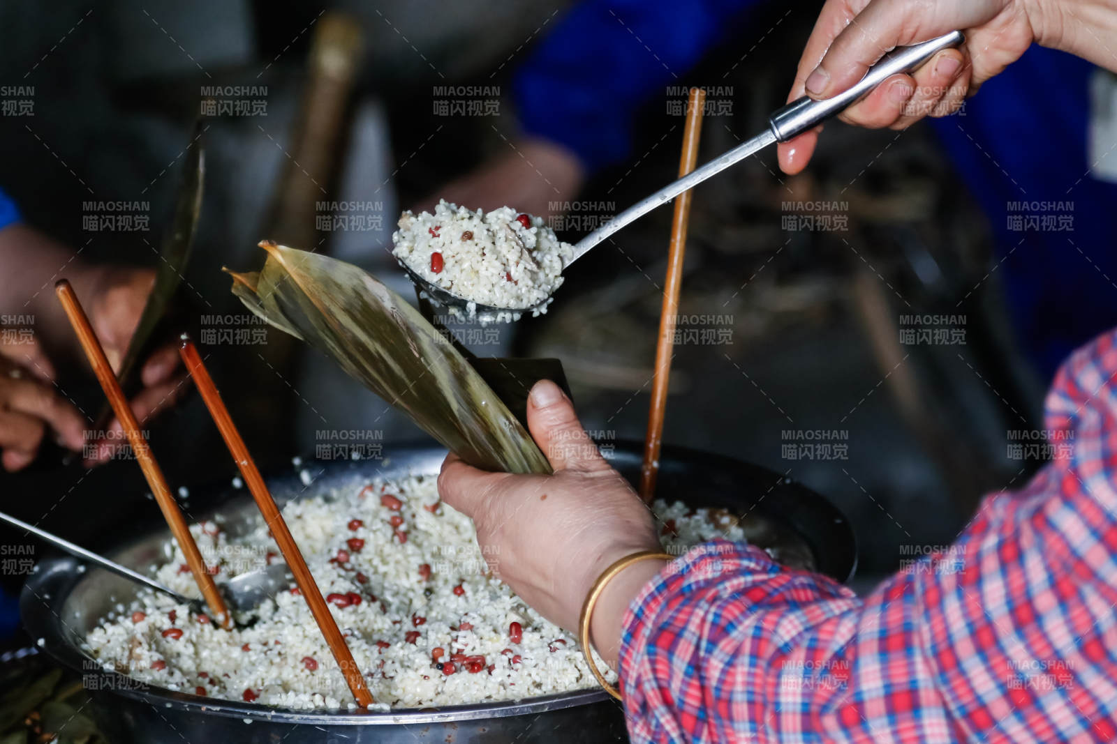 包粽子 傳統美食制作中