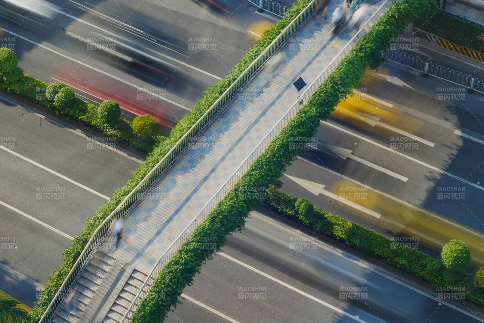 城市綠植天橋行人過街