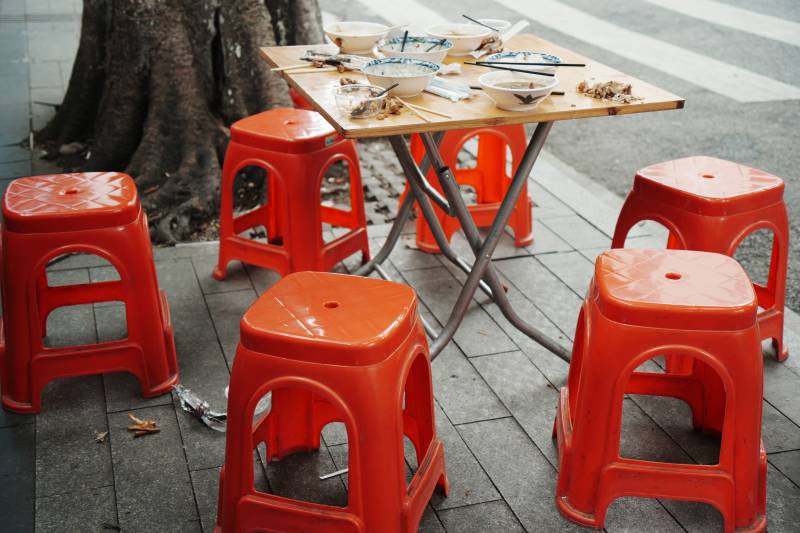 街頭簡易餐桌與紅色凳子