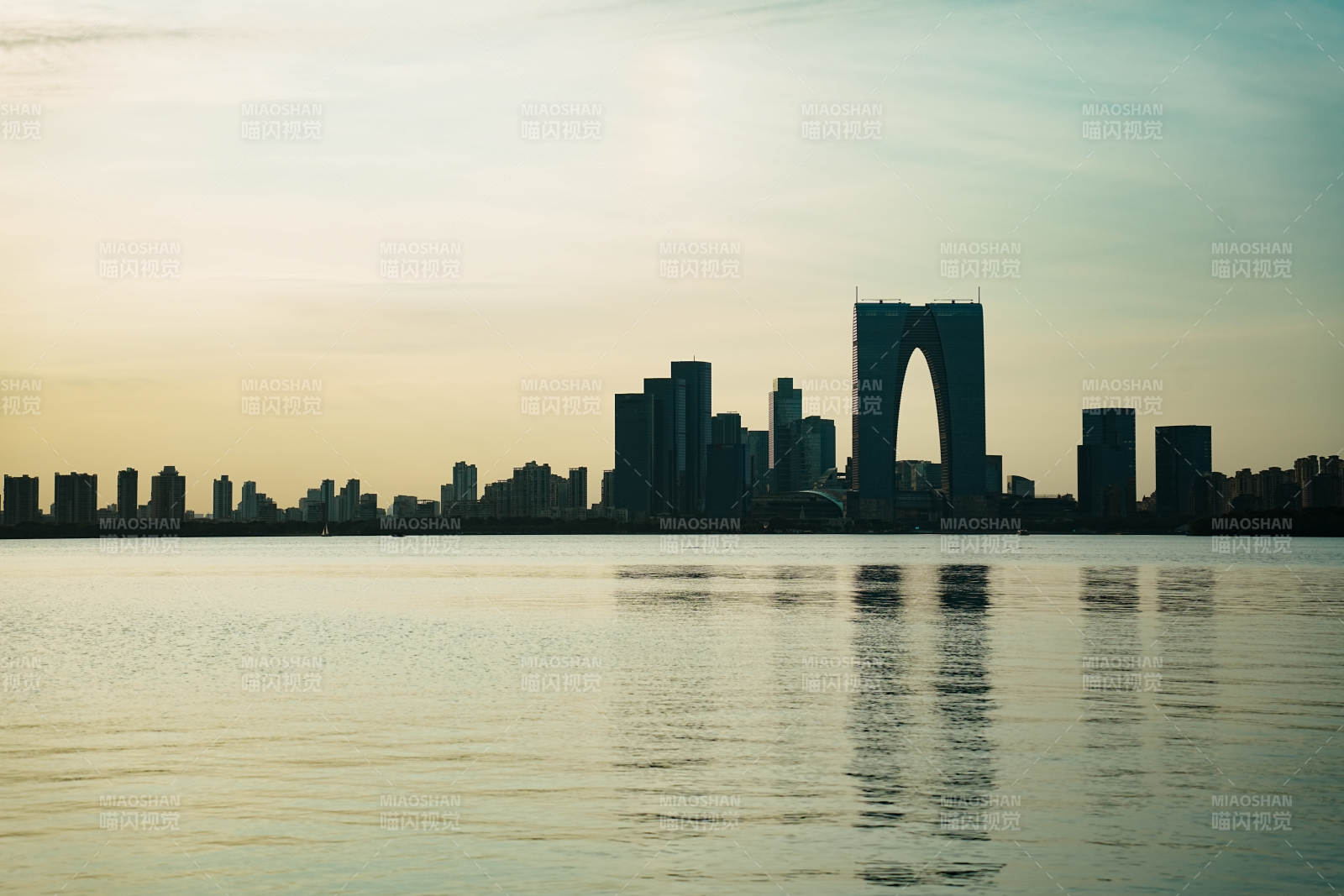 蘇州金雞湖湖畔城市剪影