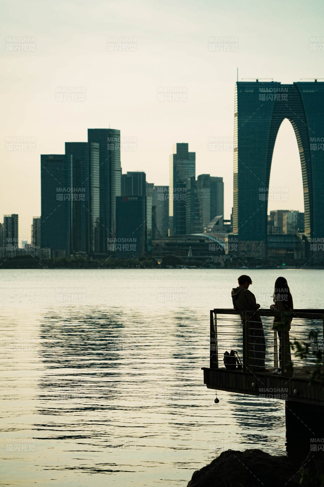 湖畔黃昏 城市剪影