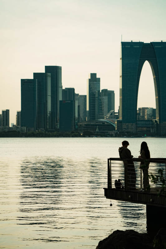 湖畔黃昏 城市剪影