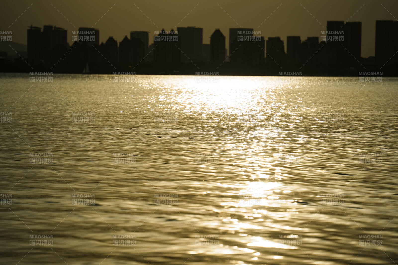 夕陽映照城市剪影