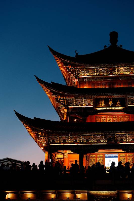 夜幕下的古塔光影之美