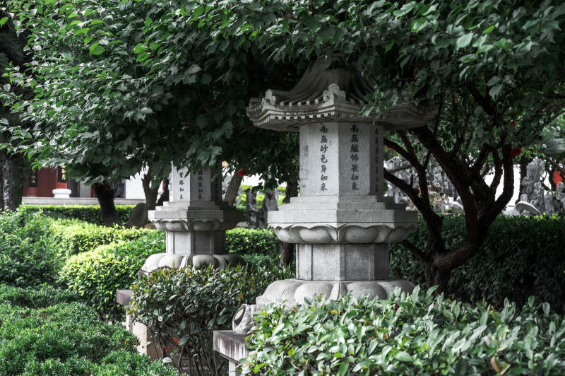 古寺石燈幽靜庭院