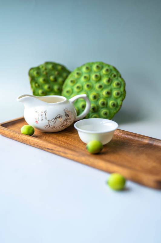 蓮蓬與茶具靜謐時光