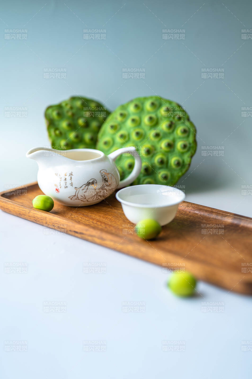 蓮蓬與茶具靜謐時光
