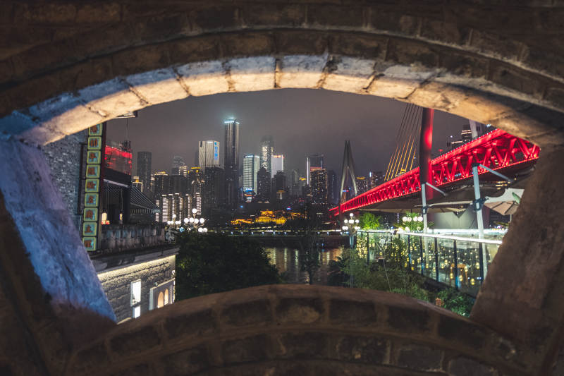 夜景拱橋下的城市風光