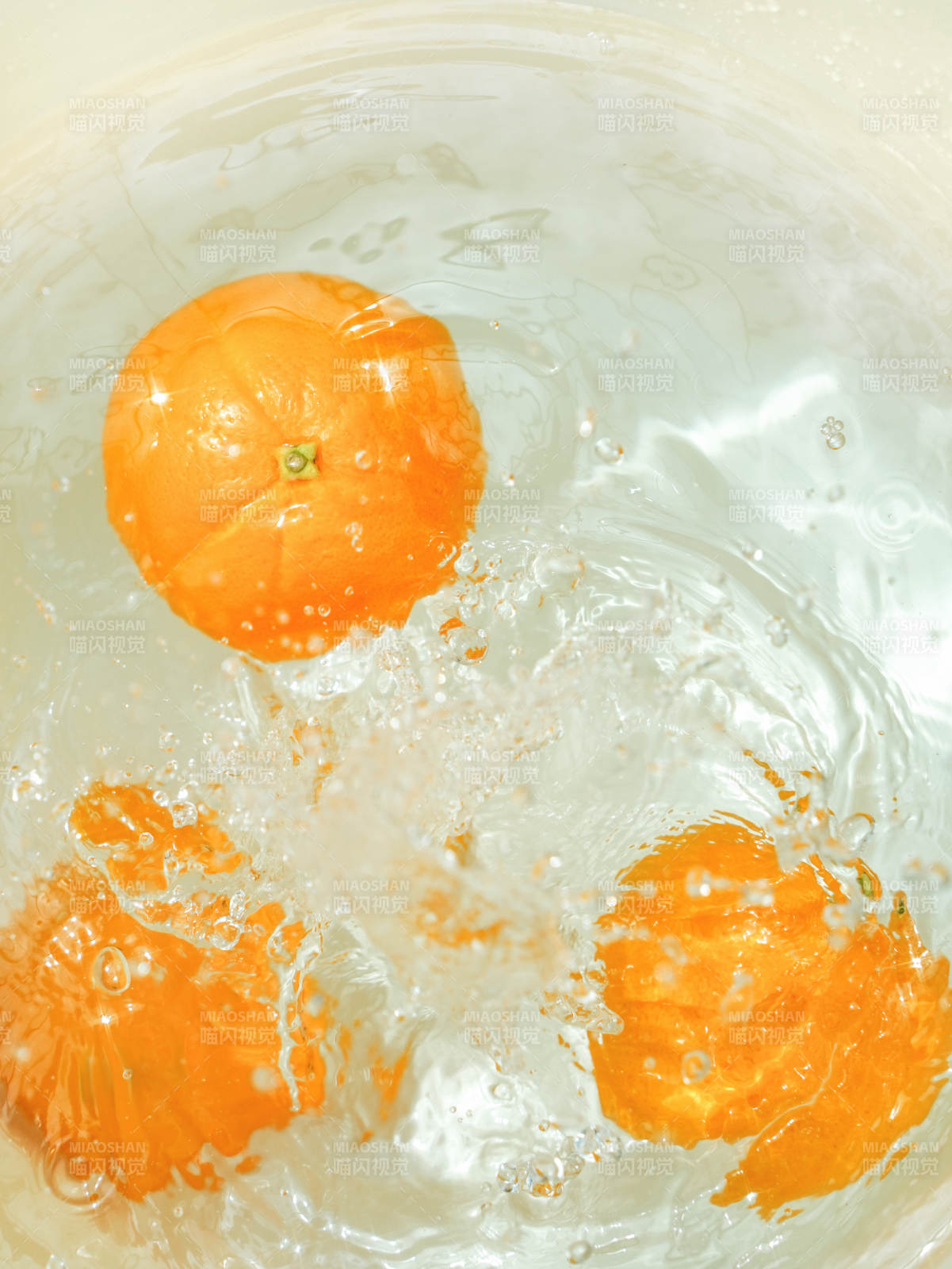 橙子落入水中濺起水花