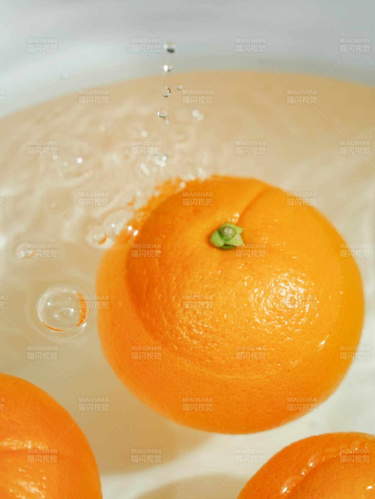 橙子入水 濺起水花