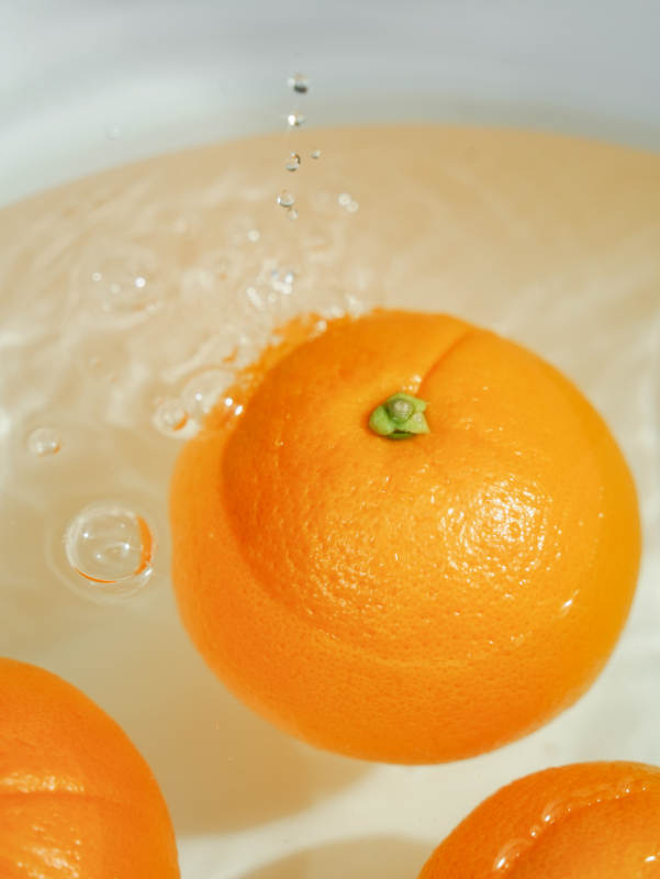 橙子入水 濺起水花