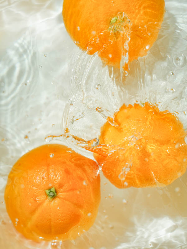 橙子落入水中濺起水花