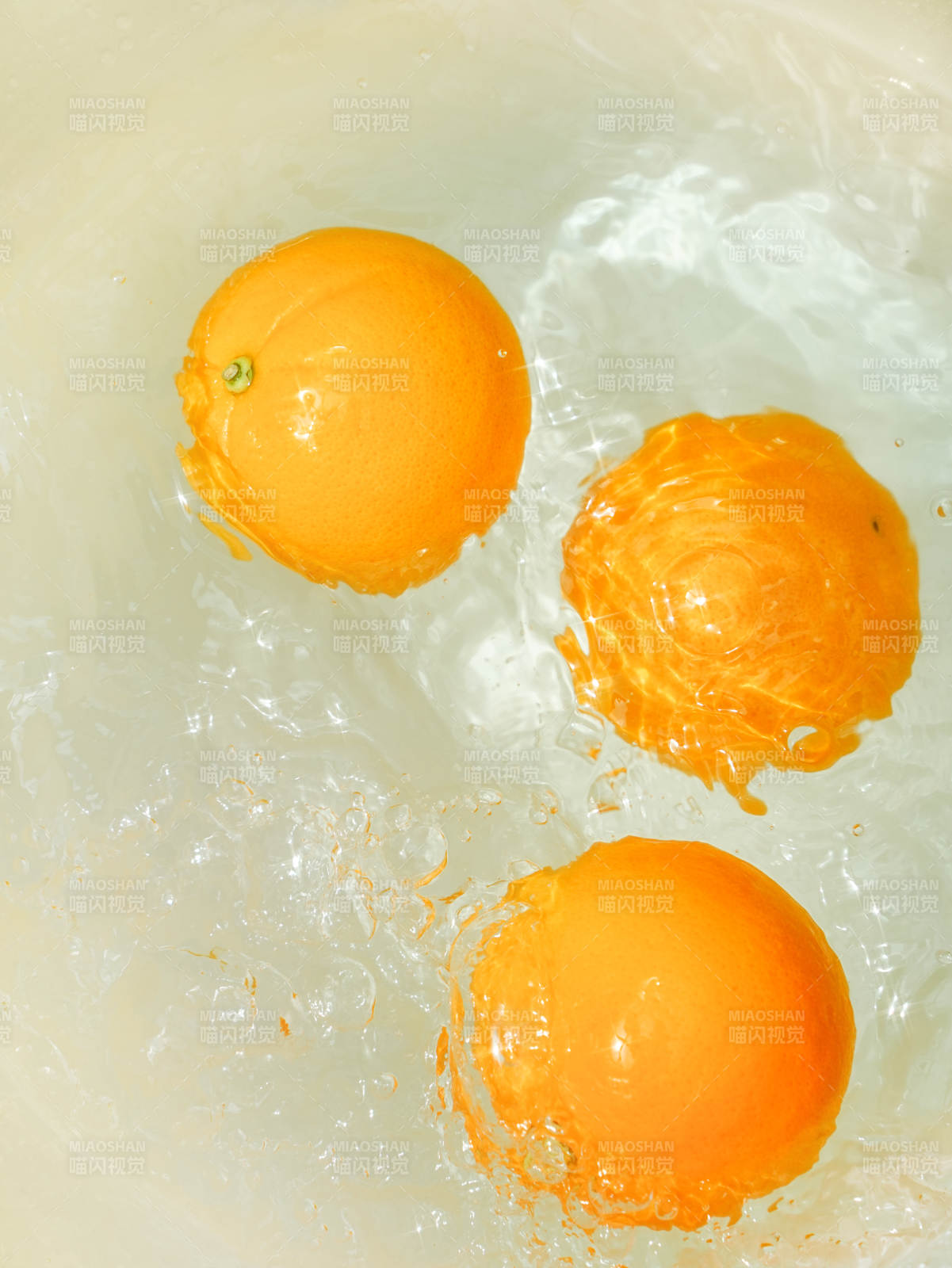橙子在水中濺起水花