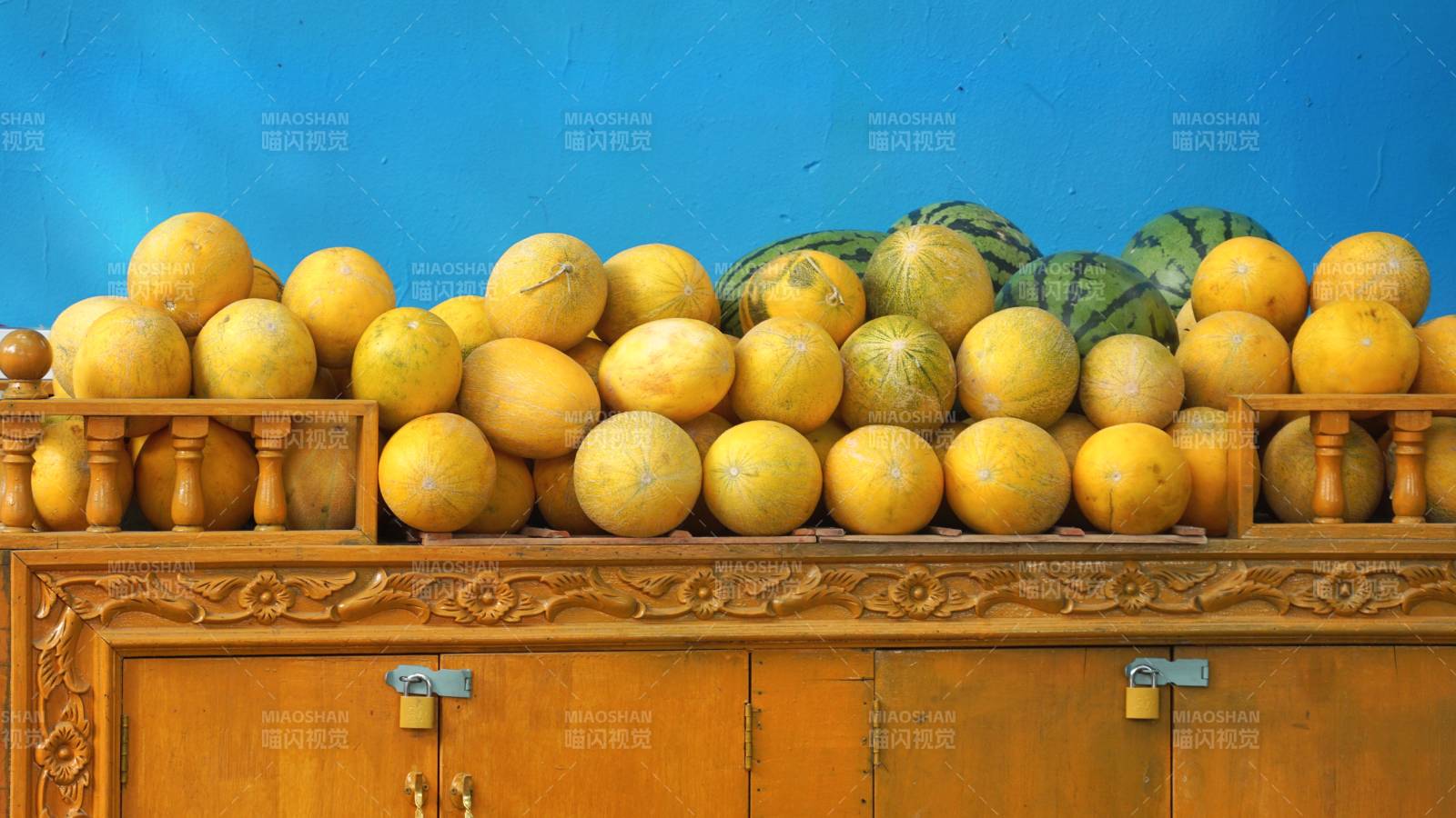 水果攤上的西瓜和甜瓜