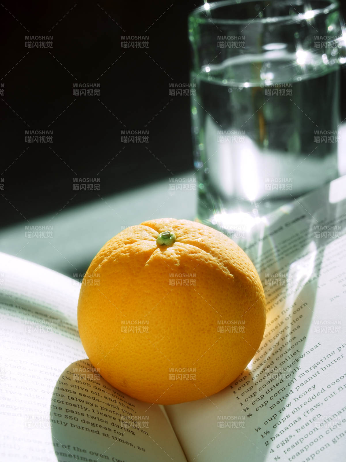 橙子與書的靜謐時光